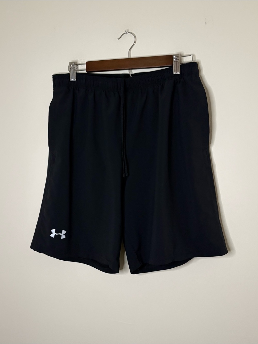 Under Armour Men’s Large Black Shorts With Liner Pockets Gym Workout Casual